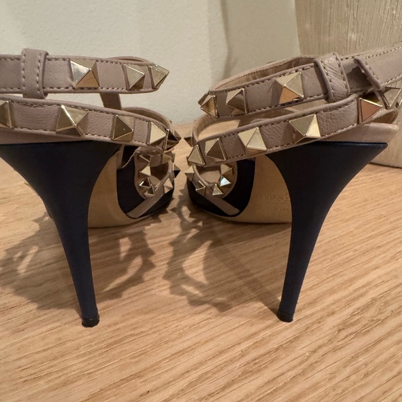 Valentino Garavani Navy and Beige Rockstud Pointed-Toe Strappy Pumps - Picture 11 of 16